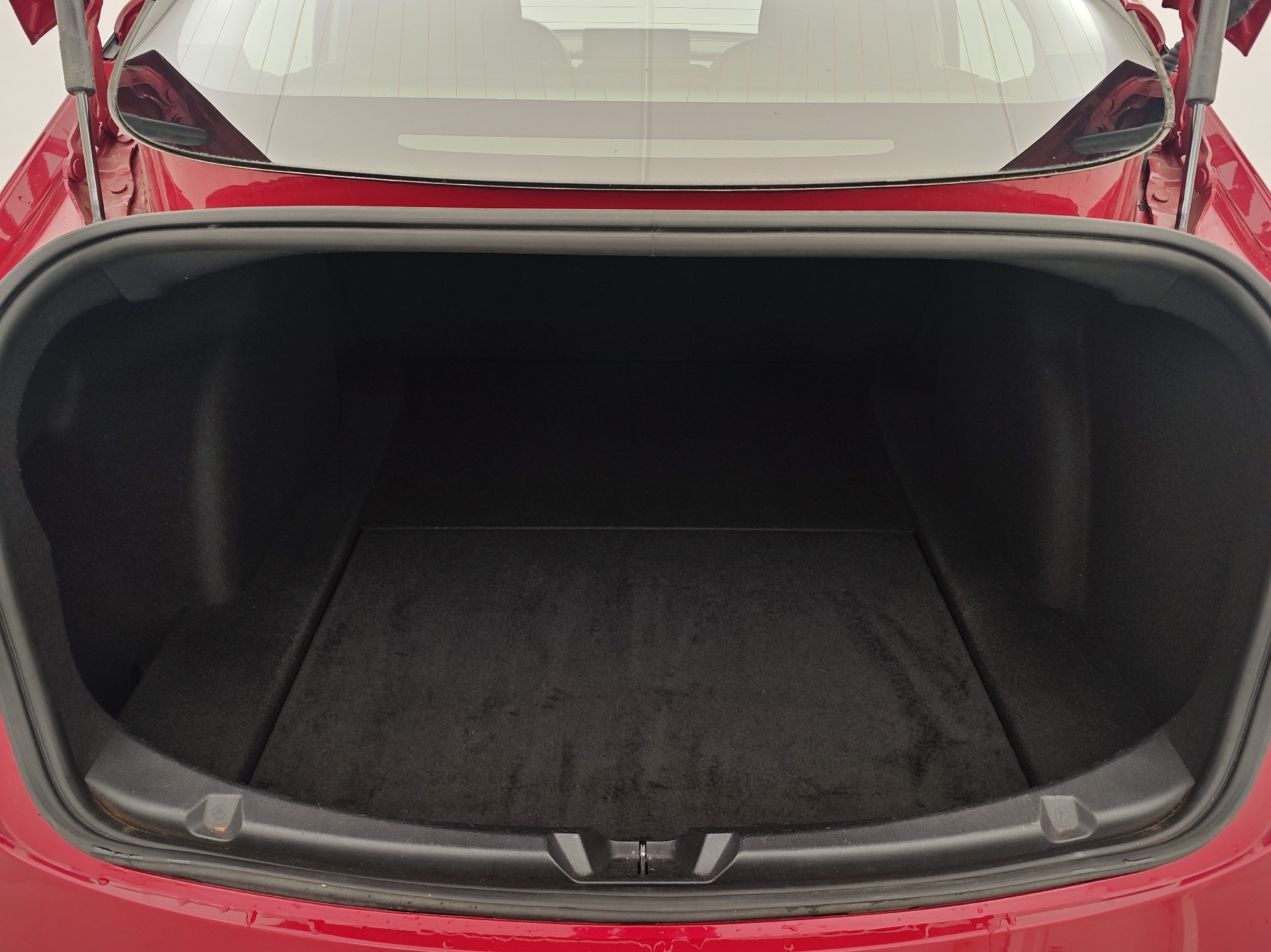 Rød Tesla Model 3 fra 2020