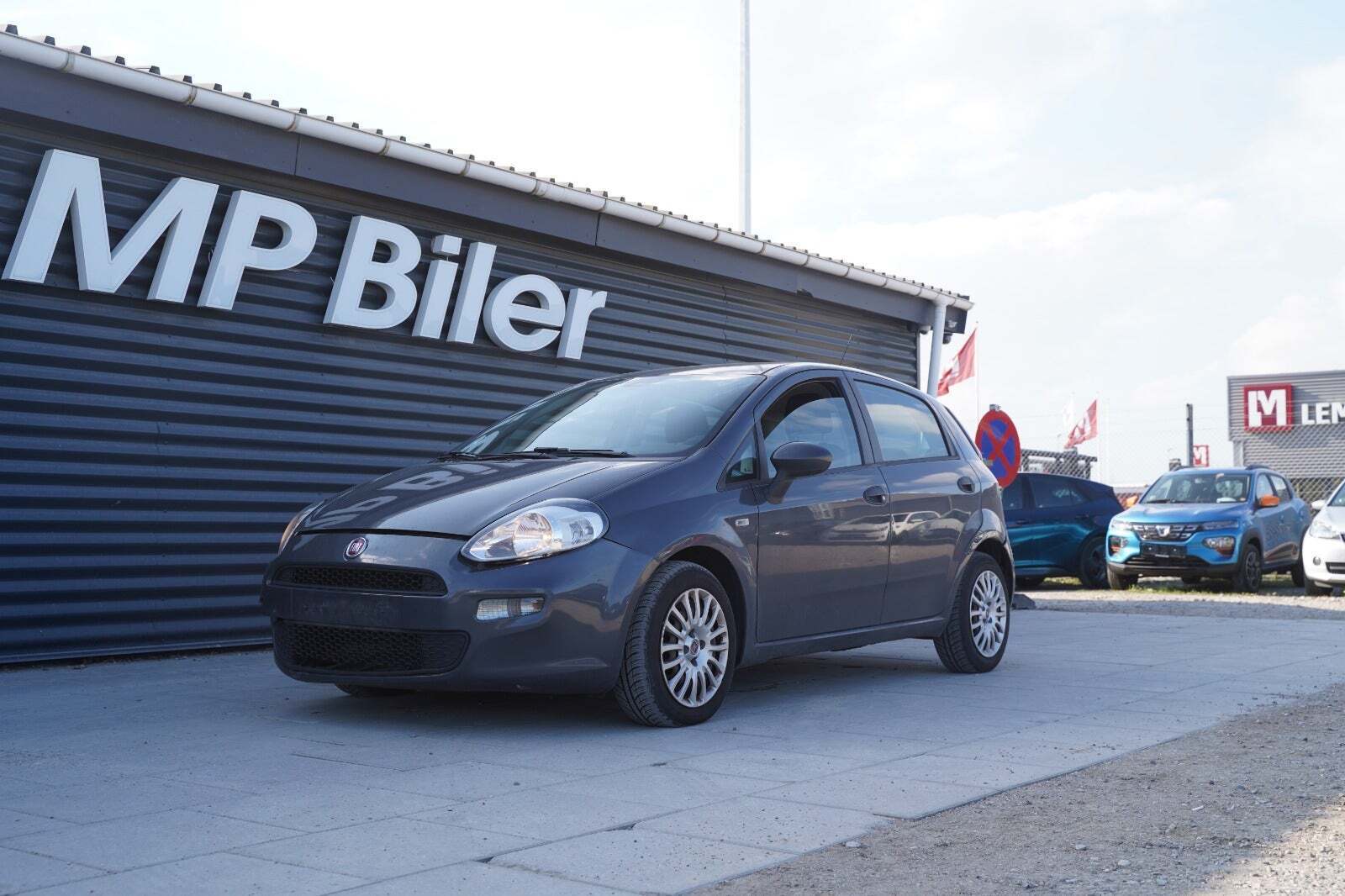 Grå Fiat Punto fra 2013