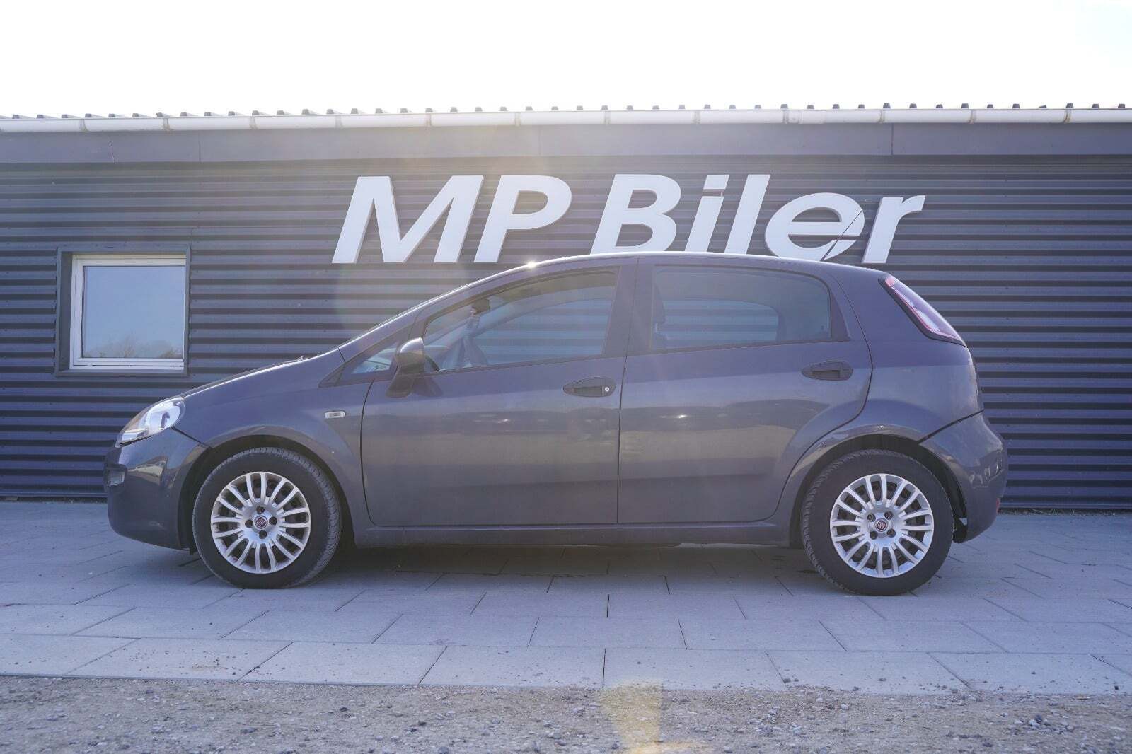 Grå Fiat Punto fra 2013