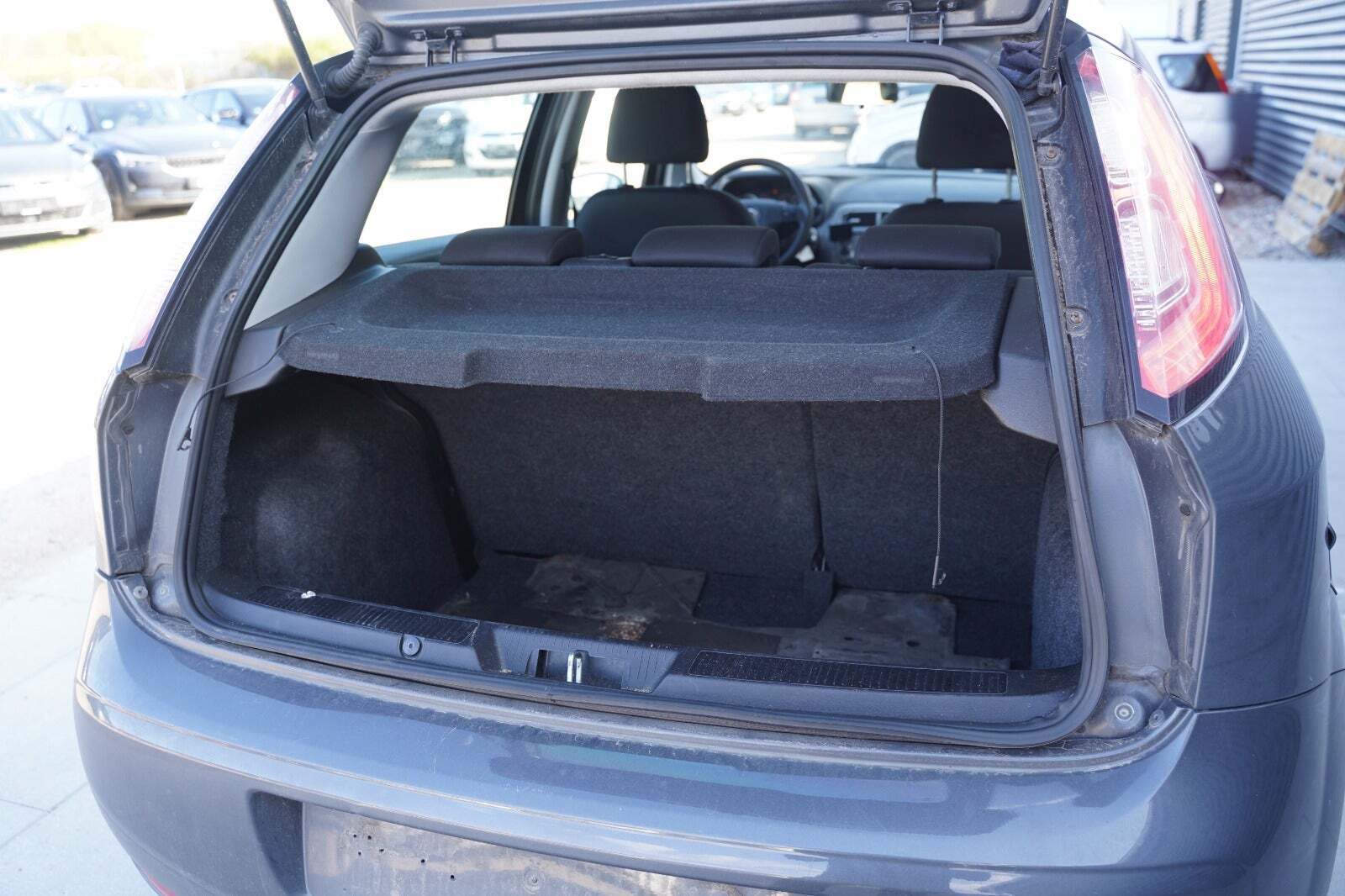 Grå Fiat Punto fra 2013