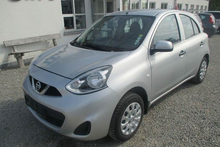 Sølv Nissan Micra fra 2013 set udefra