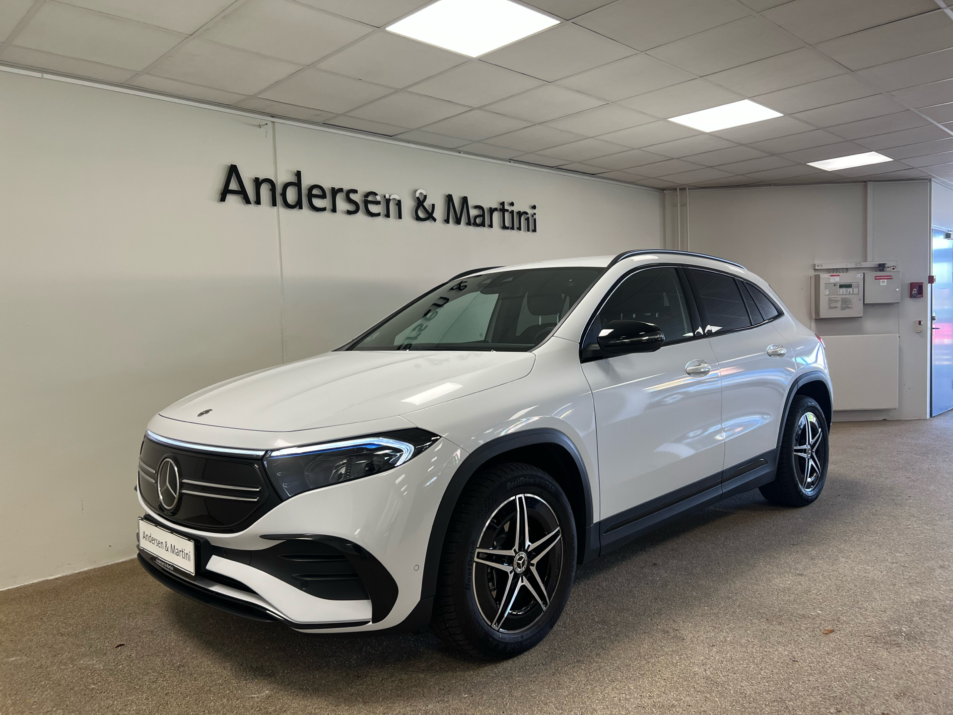 Hvid Mercedes EQA 250+ fra 2023 set udefra