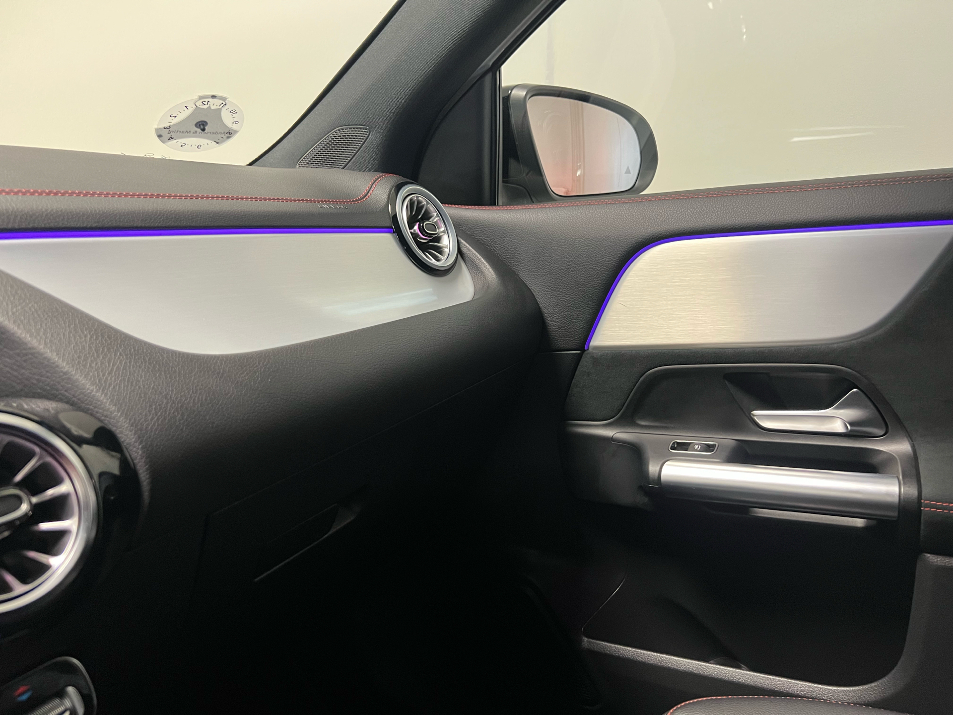 Hvid Mercedes EQA 250+ fra 2023 set indefra