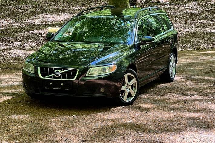 Sort Volvo V70 fra 2011 set udefra