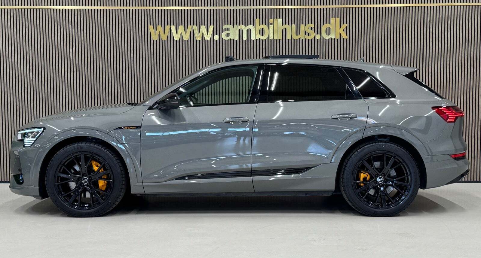 Grå Audi e-tron fra 2022