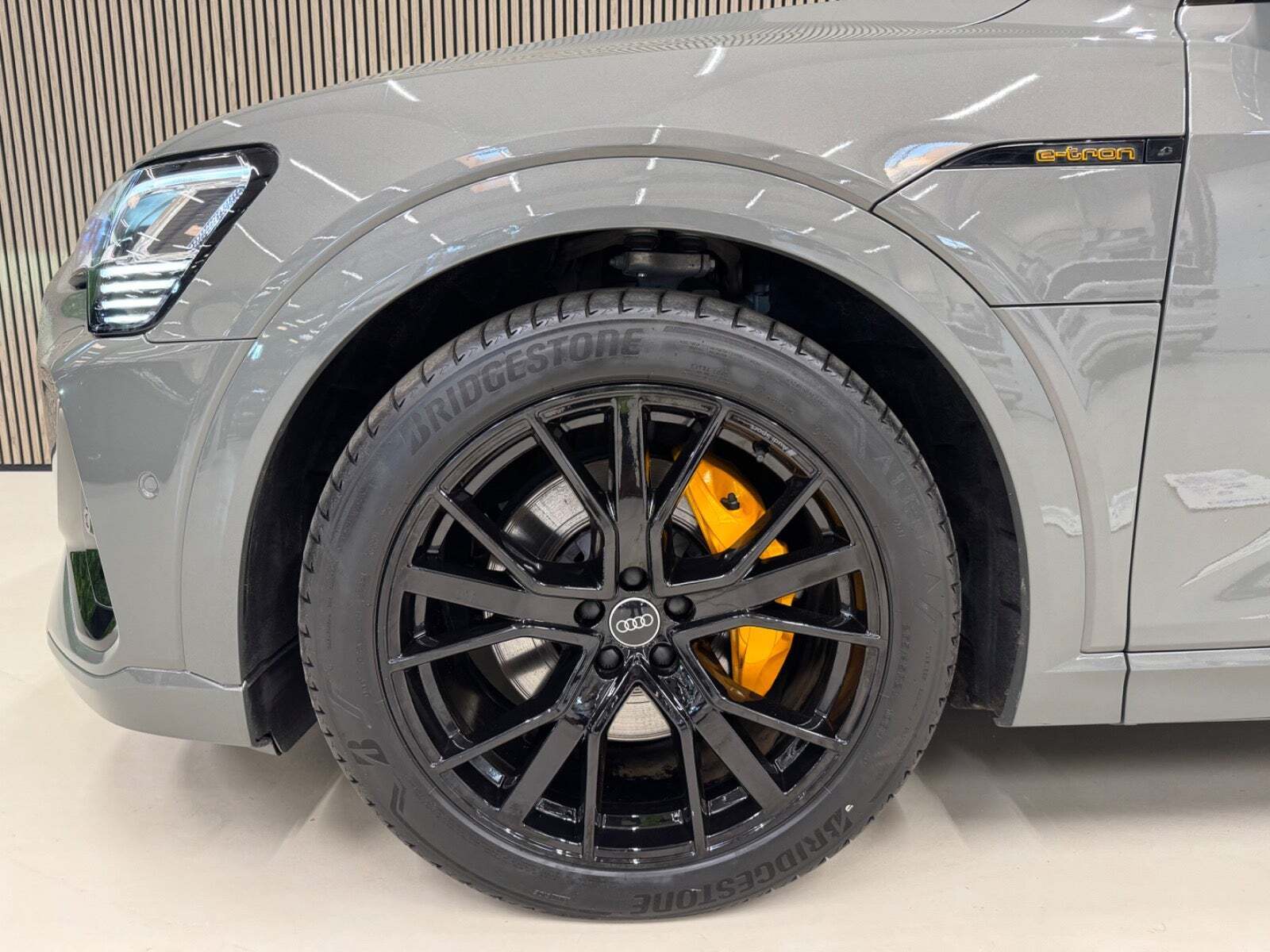 Grå Audi e-tron fra 2022