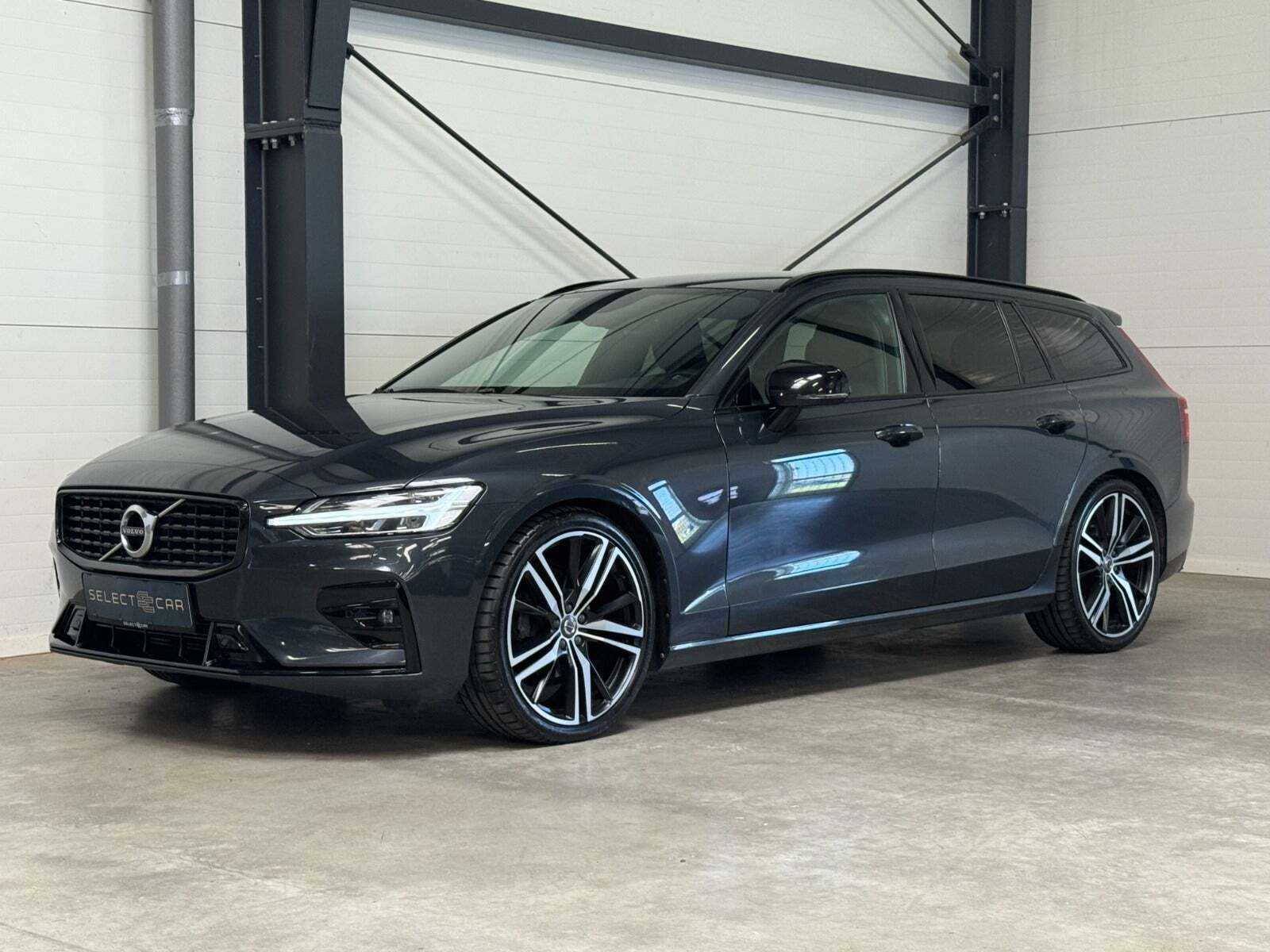 Grå Volvo V60 fra 2020 set udefra