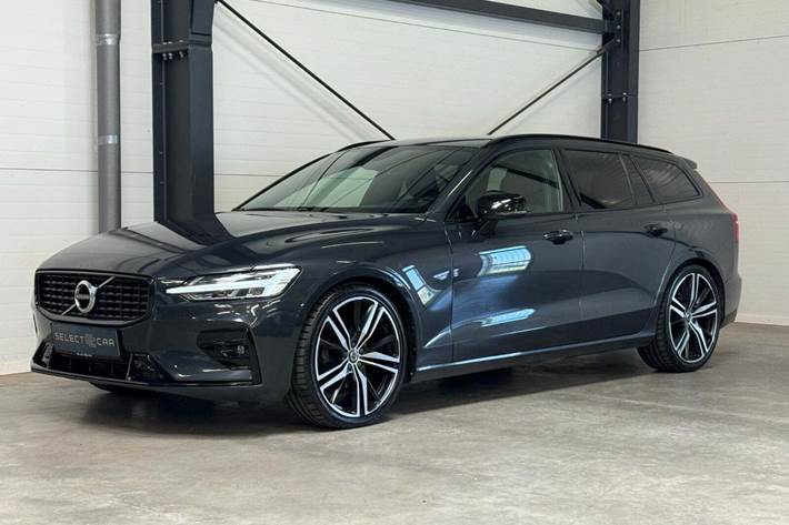 Grå Volvo V60 fra 2020 set udefra