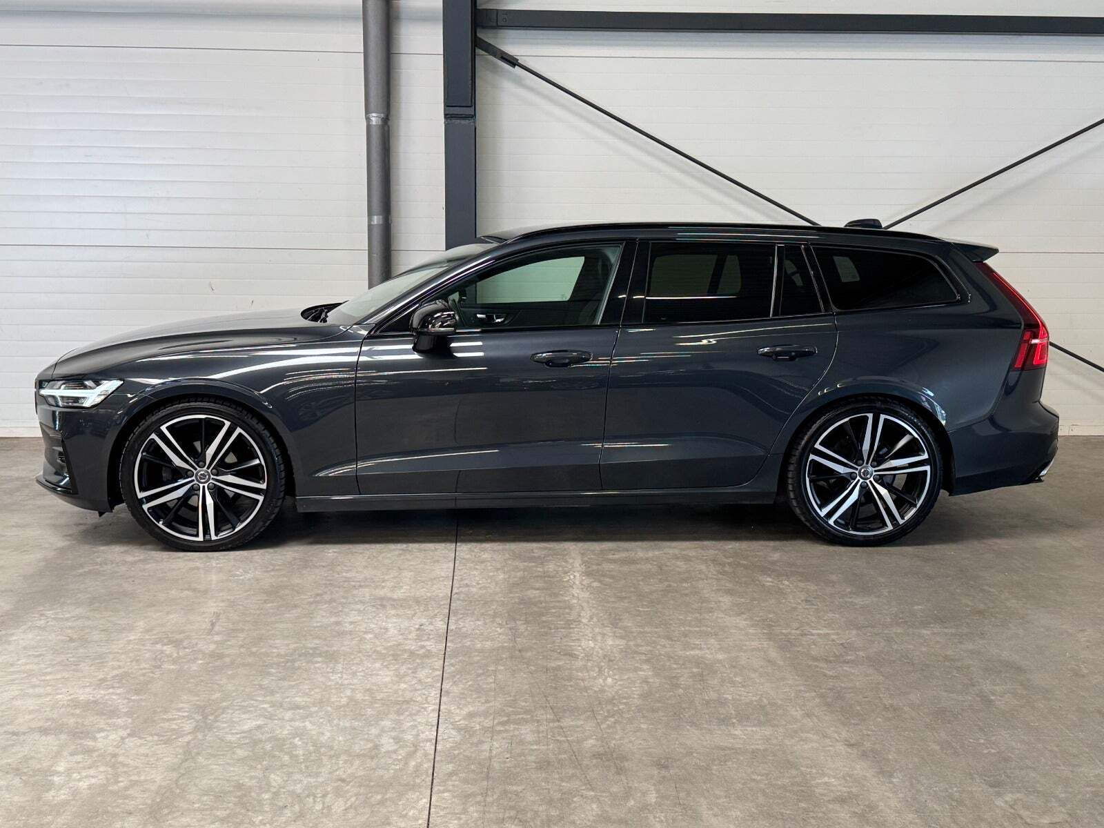 Grå Volvo V60 fra 2020