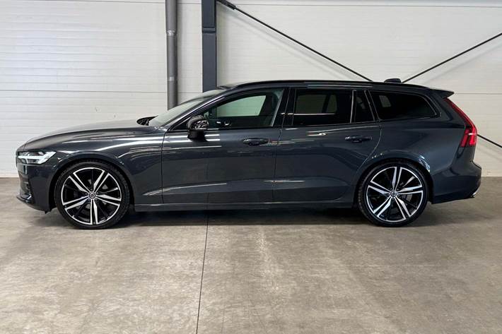 Grå Volvo V60 fra 2020