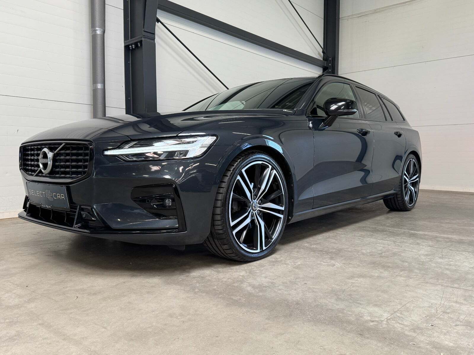 Grå Volvo V60 fra 2020