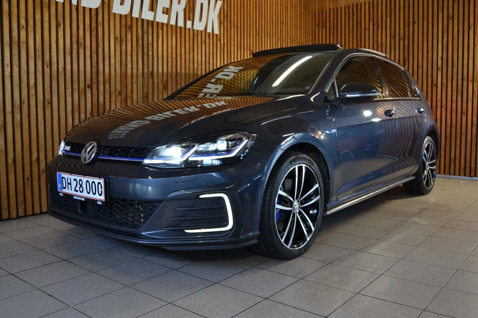 Grå VW Golf VII fra 2017