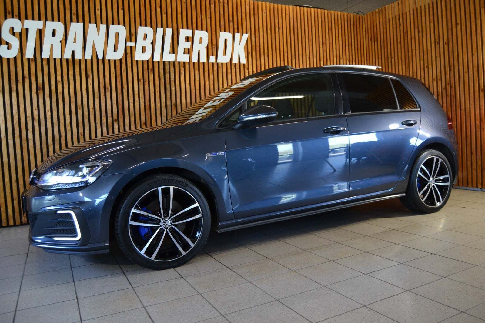 Grå VW Golf VII fra 2017