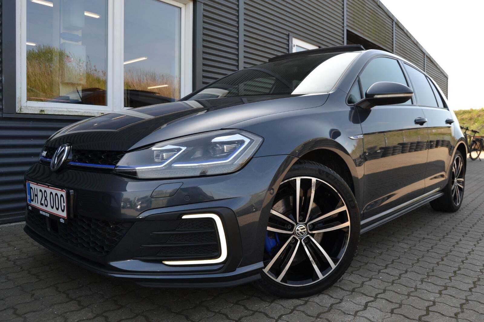 Grå VW Golf VII fra 2017