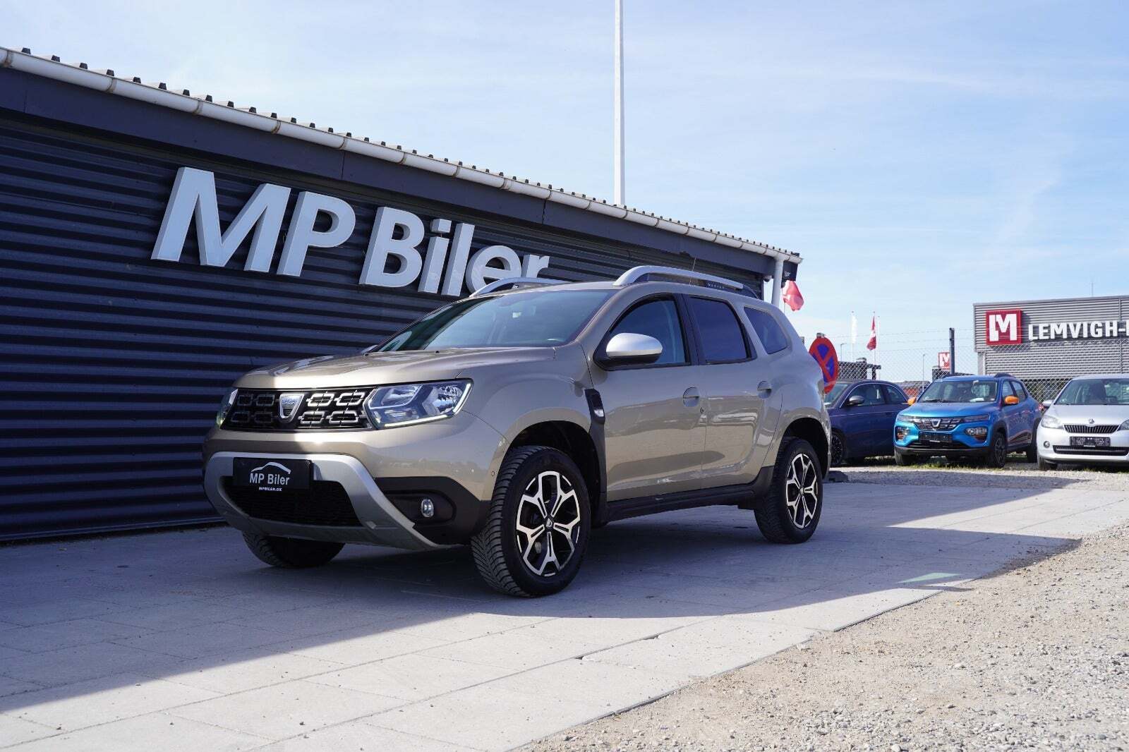 Beige Dacia Duster fra 2018 set udefra