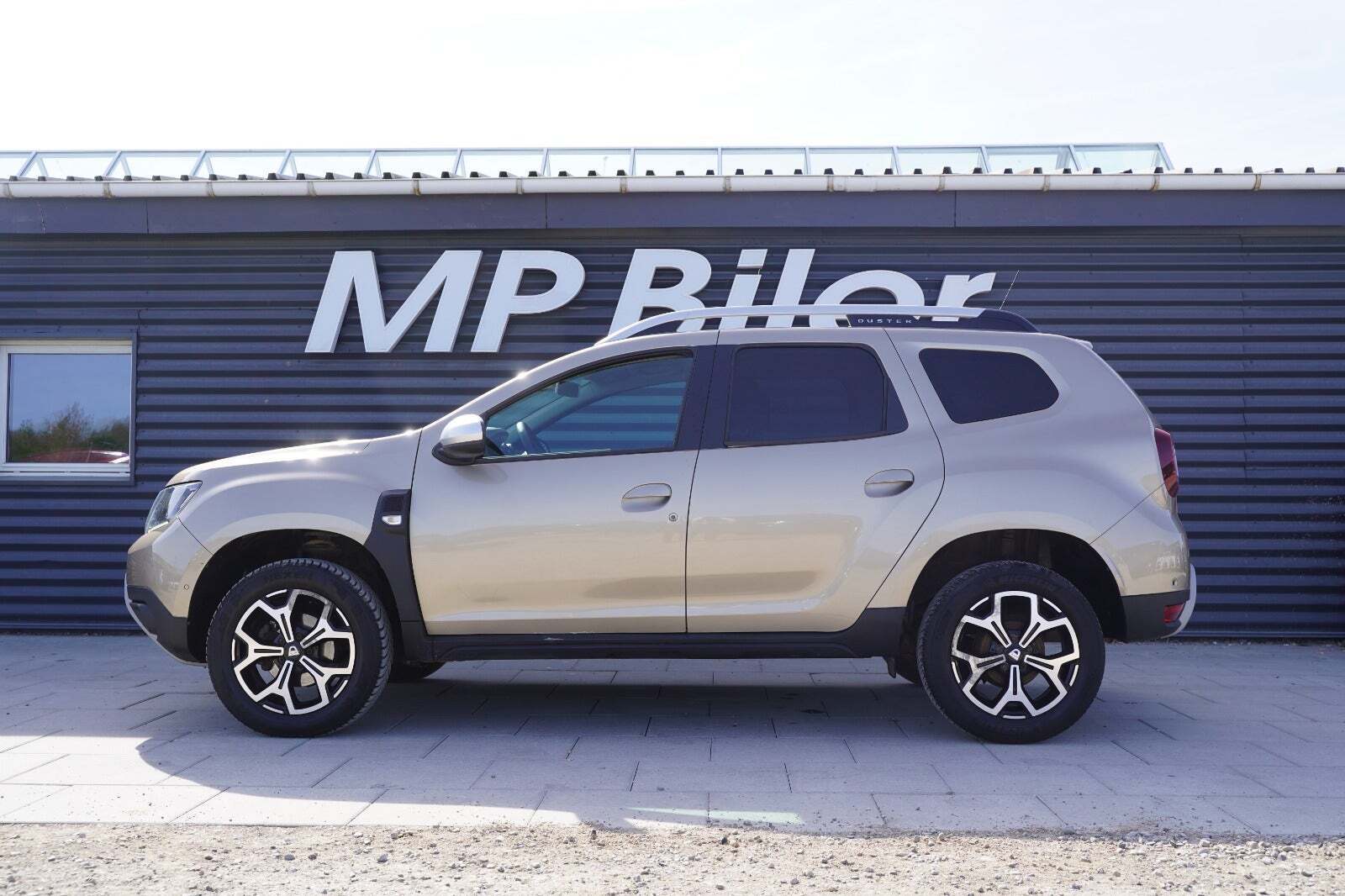 Beige Dacia Duster fra 2018