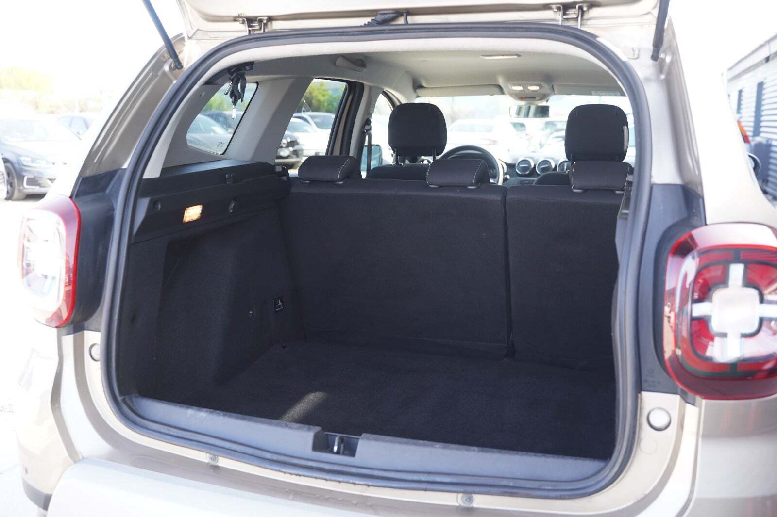 Beige Dacia Duster fra 2018