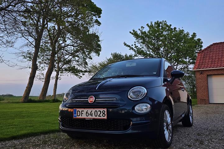 Blå Fiat 500C fra 2017