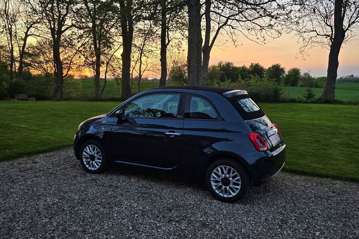 Blå Fiat 500C fra 2017
