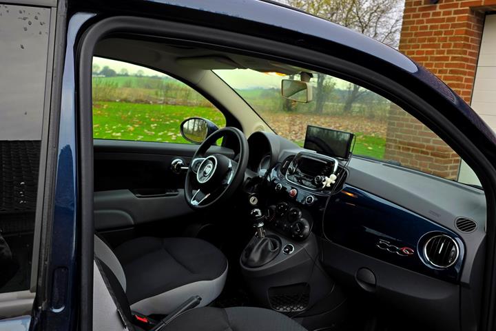 Blå Fiat 500C fra 2017