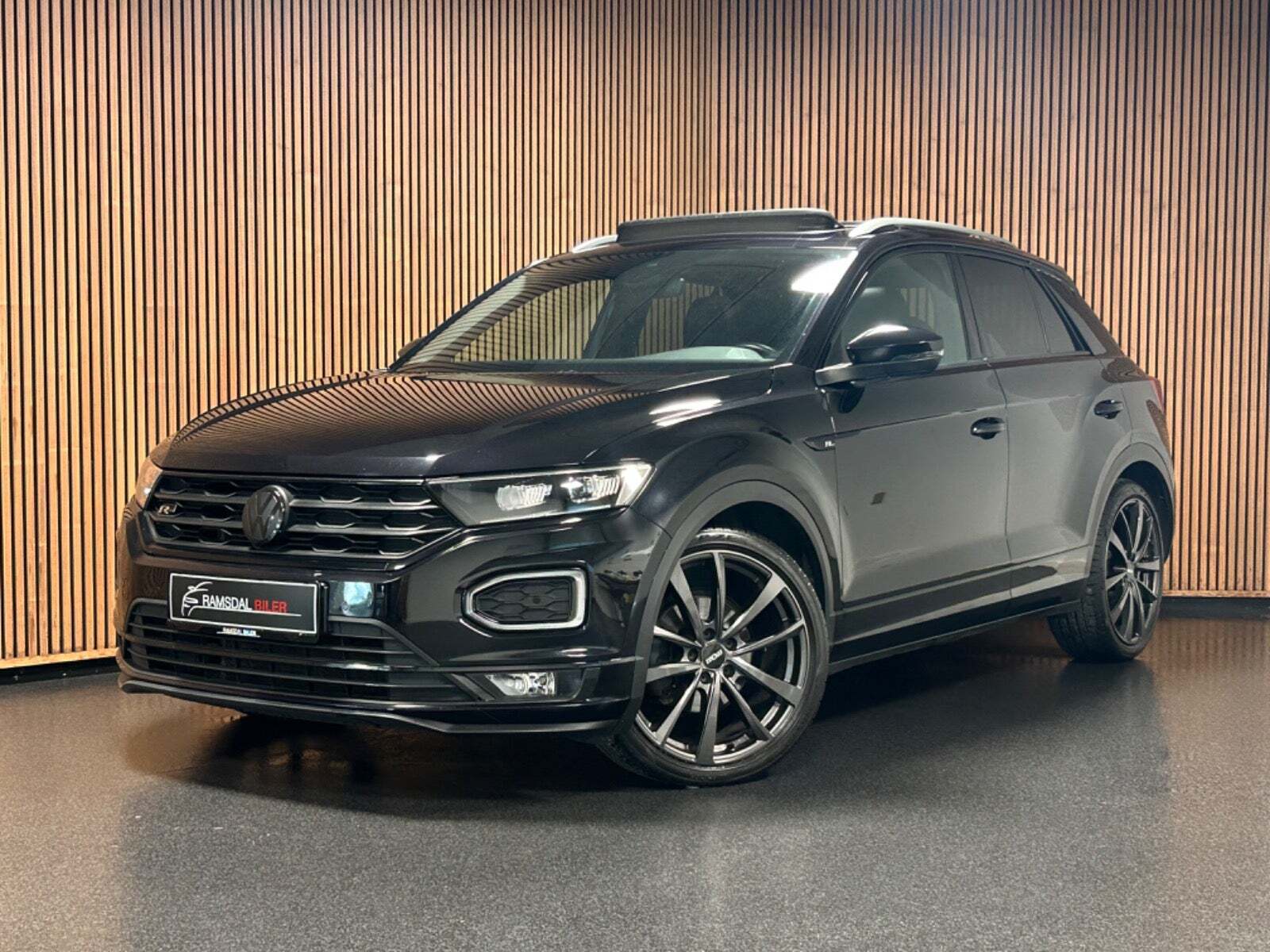 Sort VW T-Roc fra 2019 set udefra