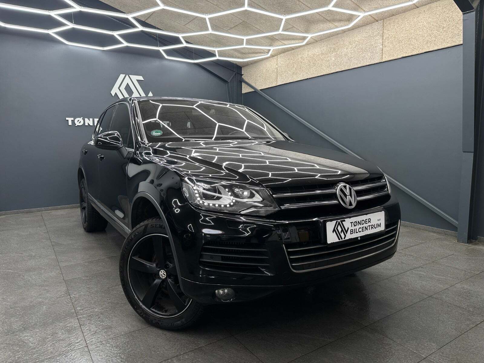 Sort VW Touareg fra 2011 set udefra