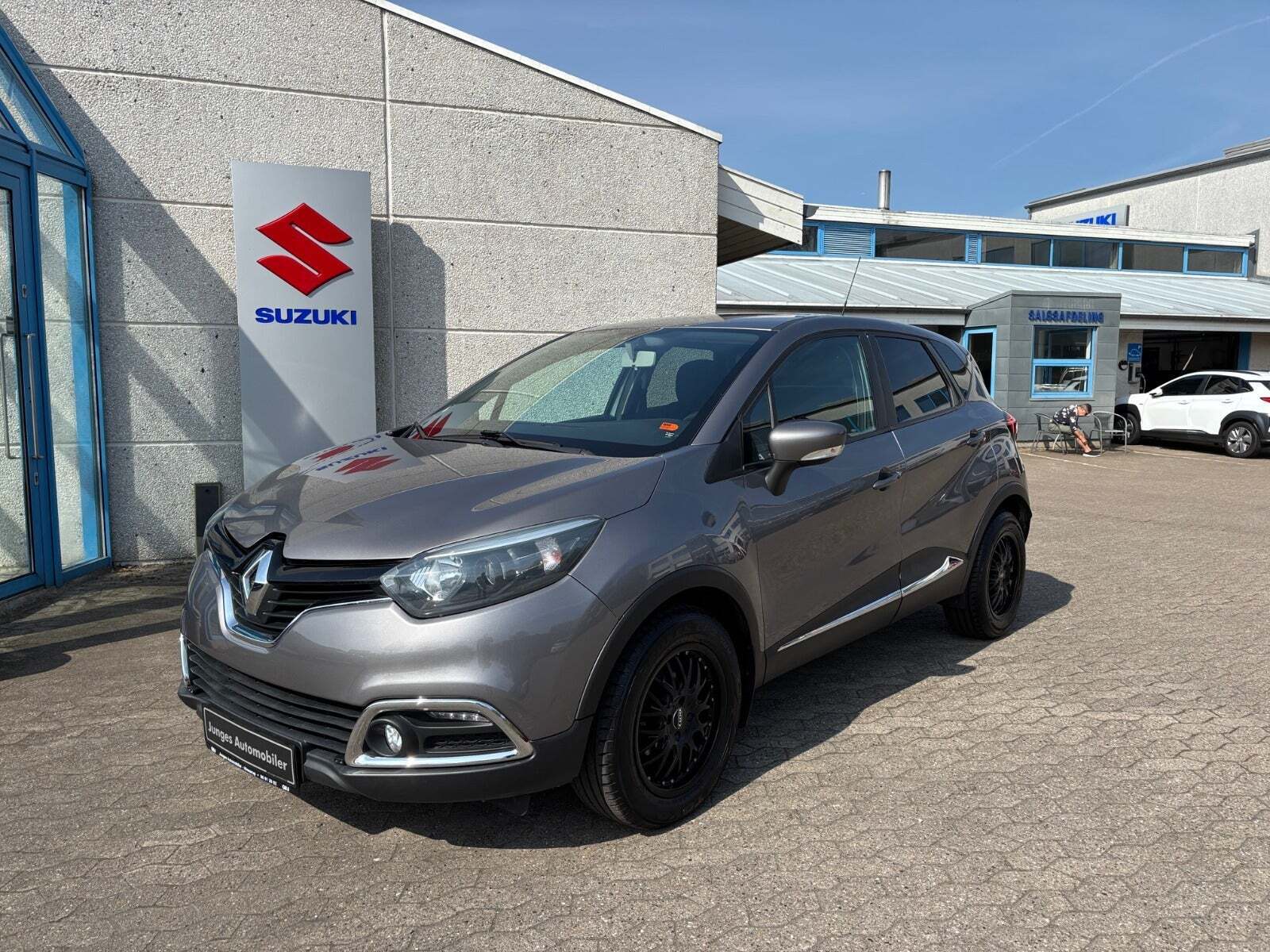 Grå Renault Captur fra 2014 set udefra