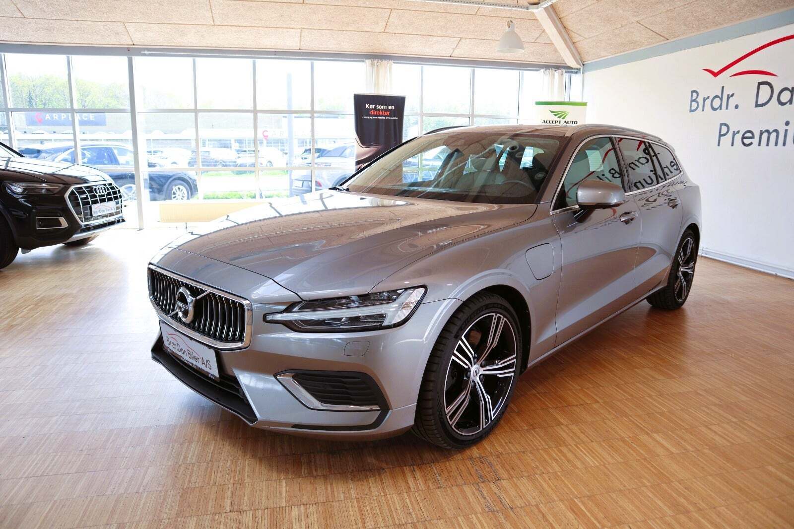 Orange Volvo V60 fra 2021 set udefra