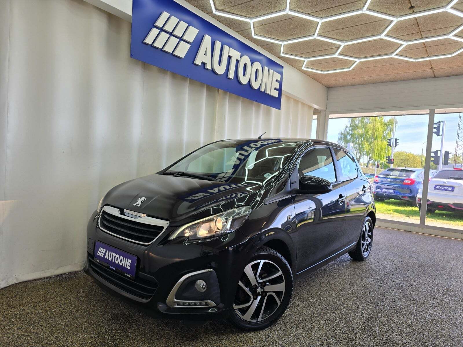 Sort Peugeot 108 fra 2016 set udefra