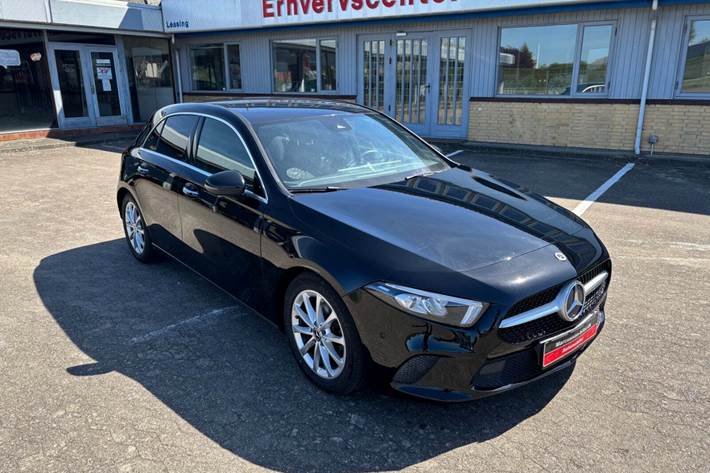 Sort Mercedes A180 d fra 2018 set udefra
