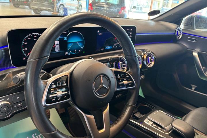 Sort Mercedes A180 d fra 2018 set indefra