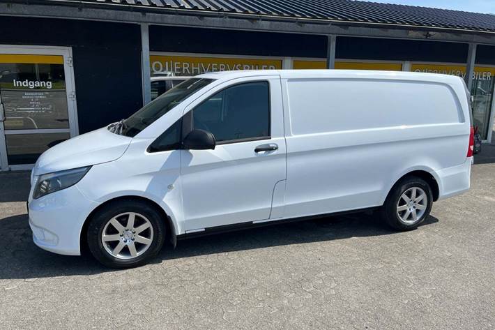 Hvid Mercedes Vito 109 fra 2015 set udefra
