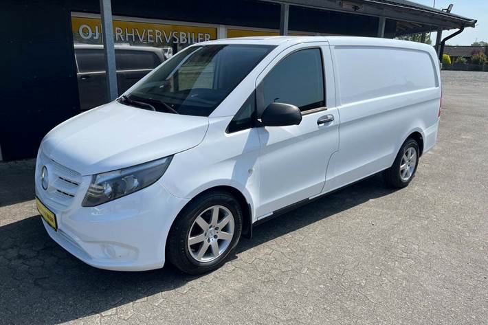 Hvid Mercedes Vito 109 fra 2015 set udefra