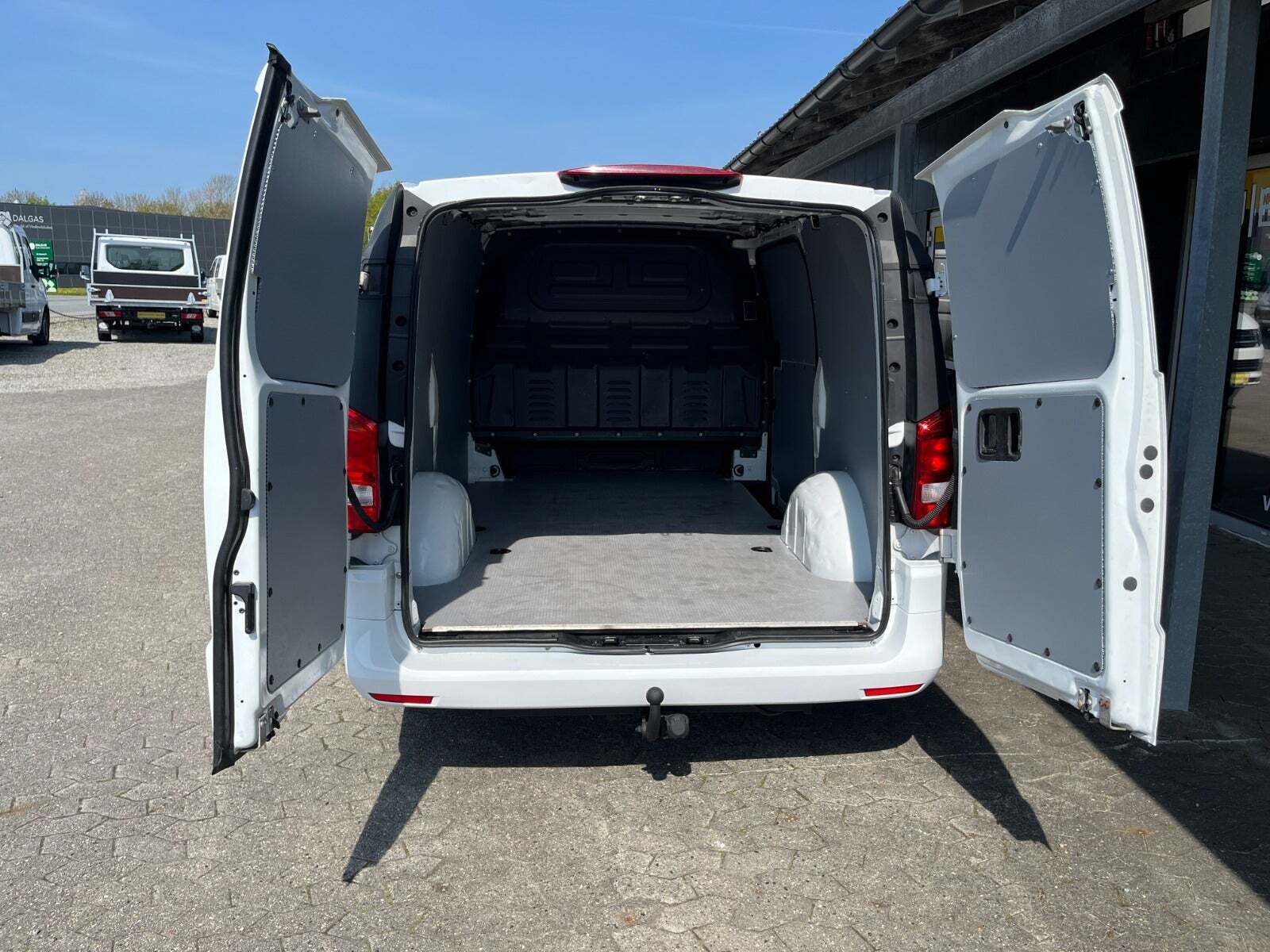 Hvid Mercedes Vito 109 fra 2015 set udefra