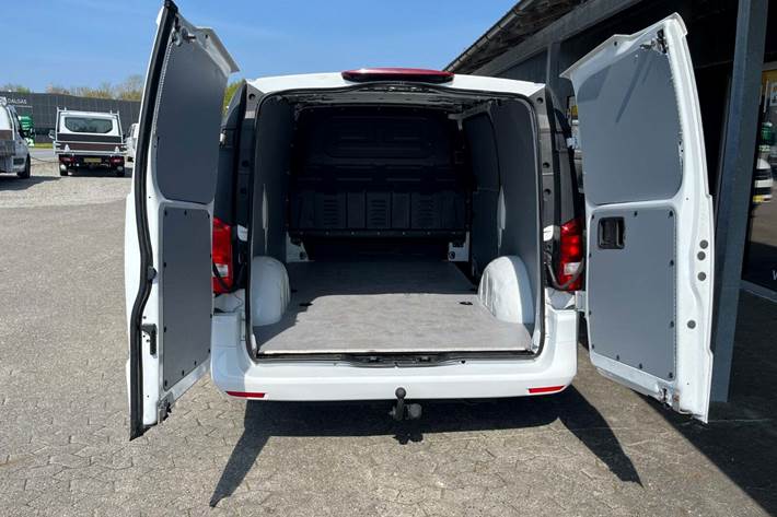 Hvid Mercedes Vito 109 fra 2015 set udefra