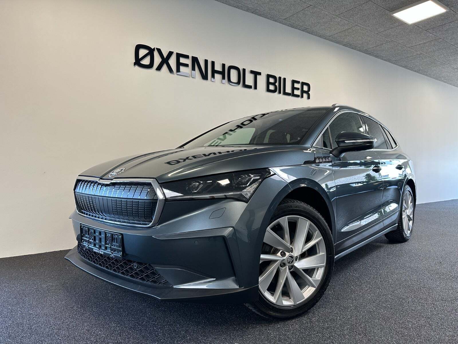 Grå Skoda Enyaq fra 2021 set udefra