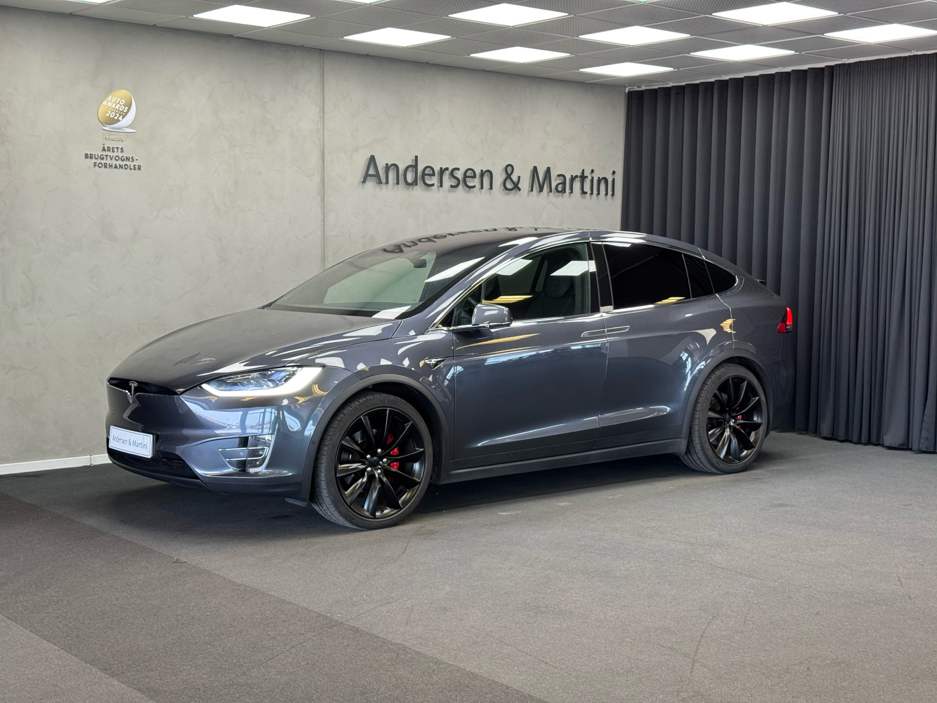 Grå Tesla Model X fra 2019