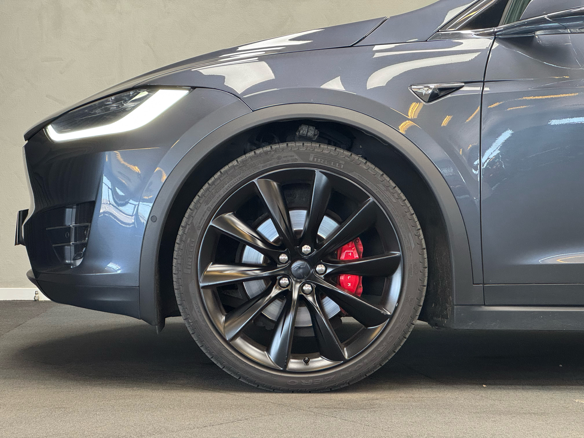 Grå Tesla Model X fra 2019
