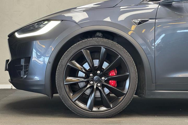 Grå Tesla Model X fra 2019