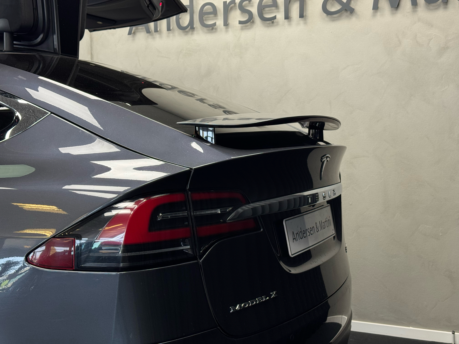 Grå Tesla Model X fra 2019
