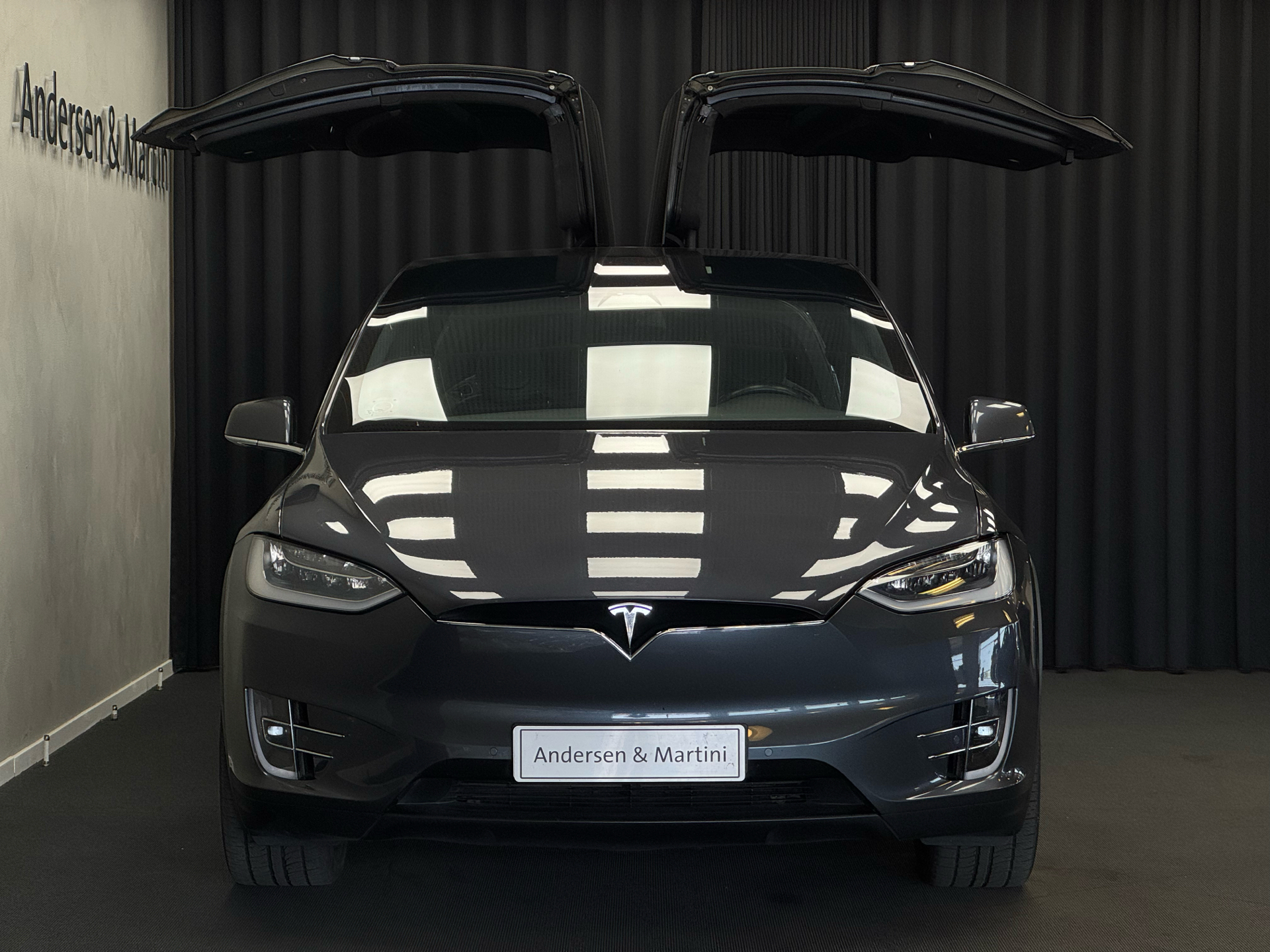 Grå Tesla Model X fra 2019