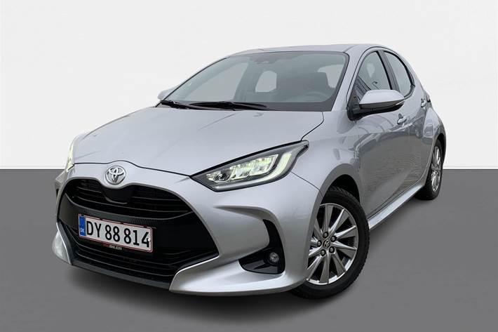 Sølv Toyota Yaris fra 2023 set udefra