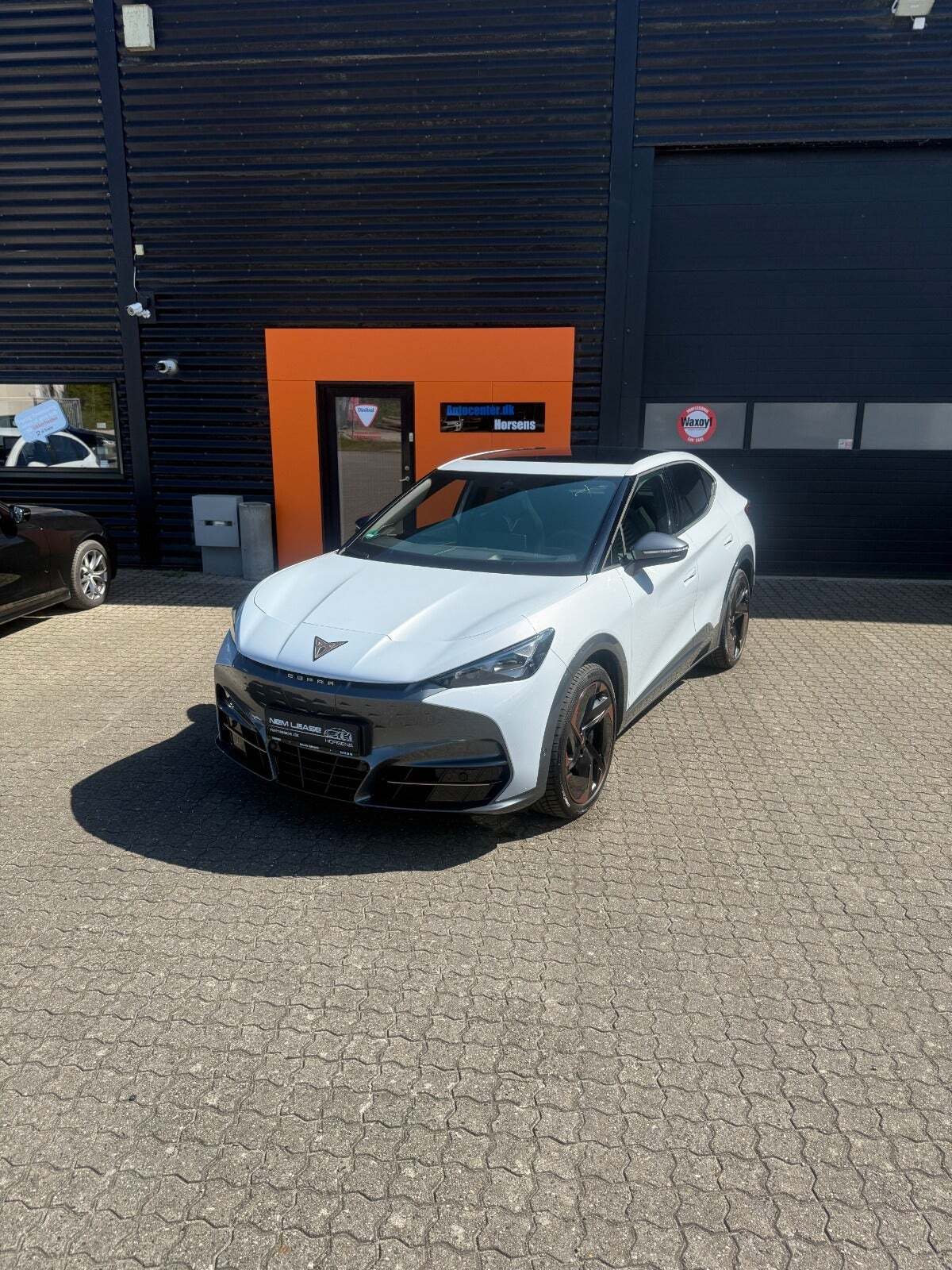 Hvid Cupra Tavascan fra 2025 set udefra