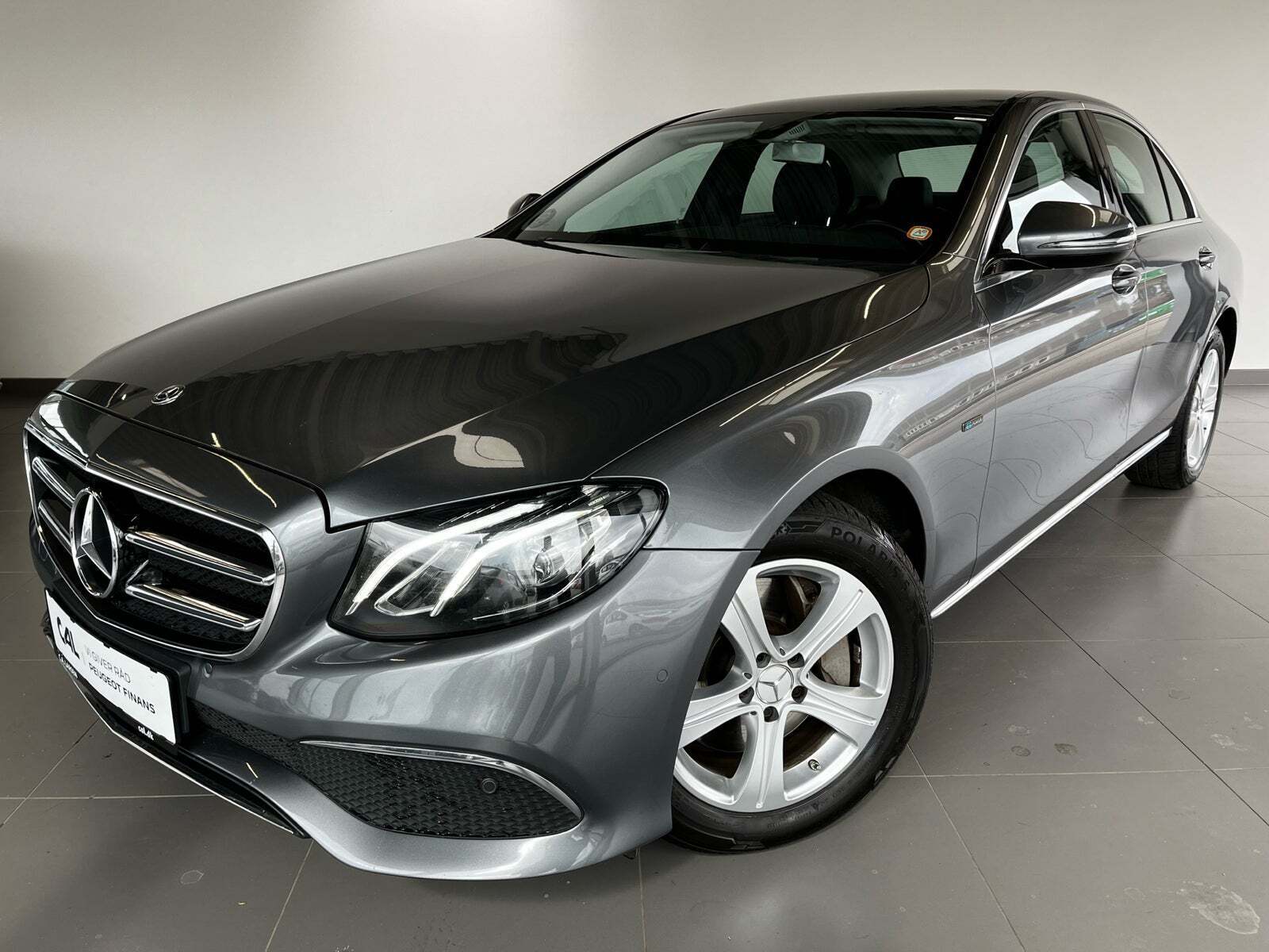 Sølv Mercedes E300 de fra 2019 set udefra