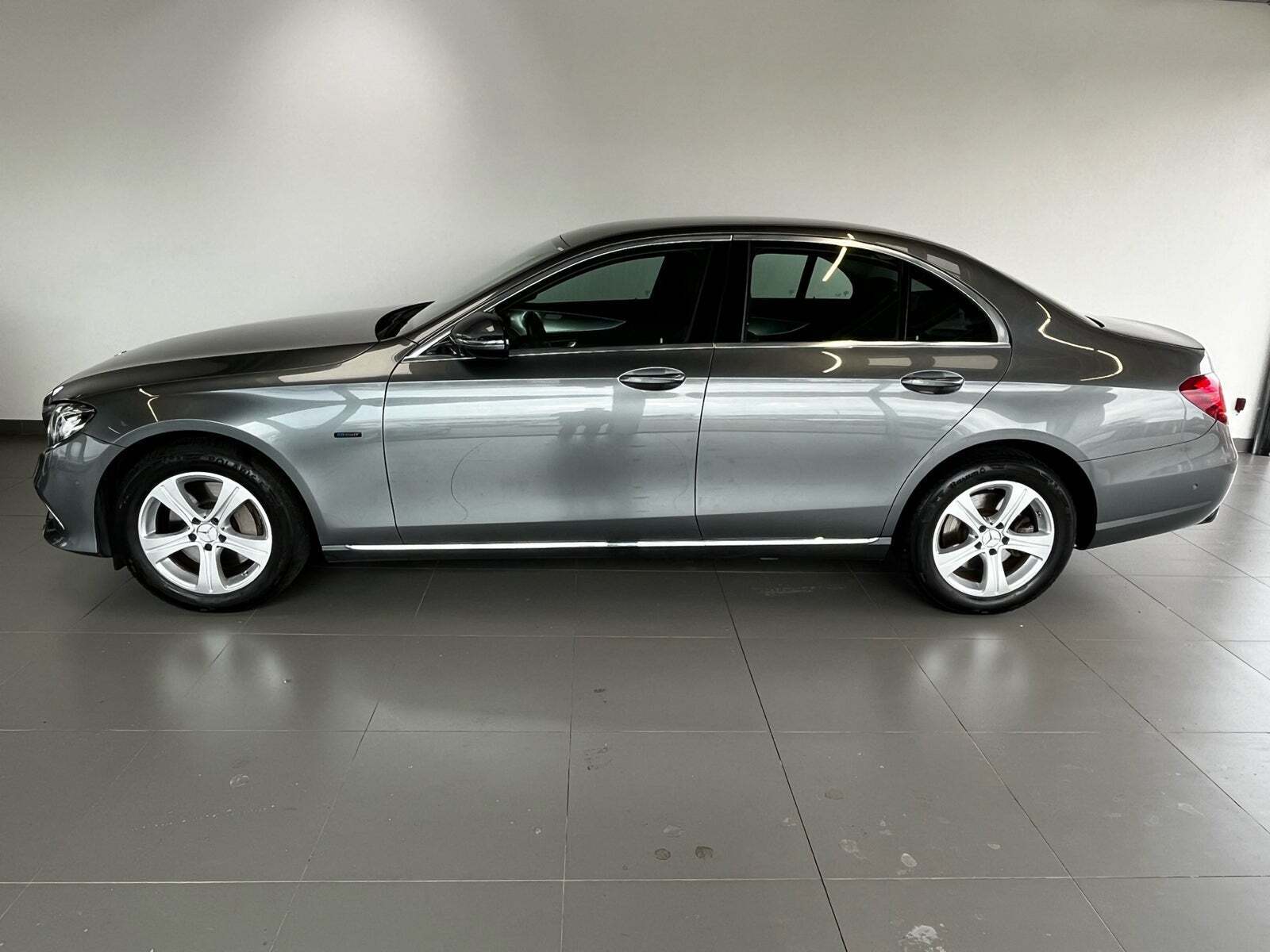 Sølv Mercedes E300 de fra 2019