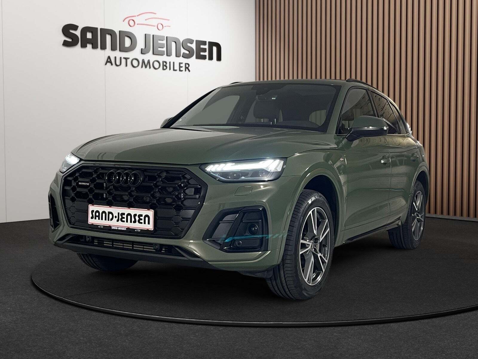 Grøn Audi Q5 fra 2022 set udefra