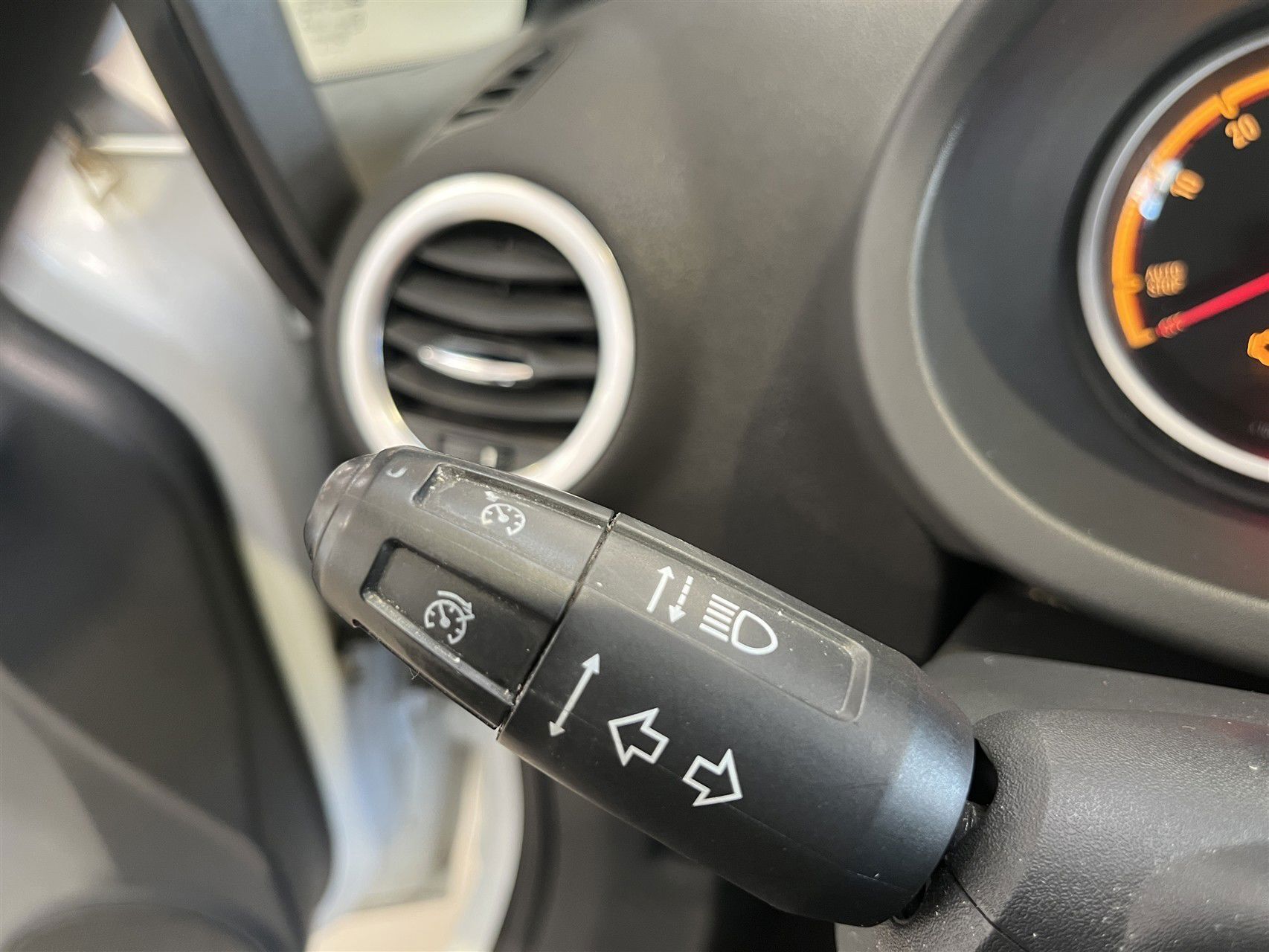 Hvid Opel Corsa fra 2014