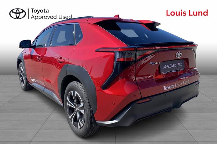 Rød Toyota BZ4X fra 2025