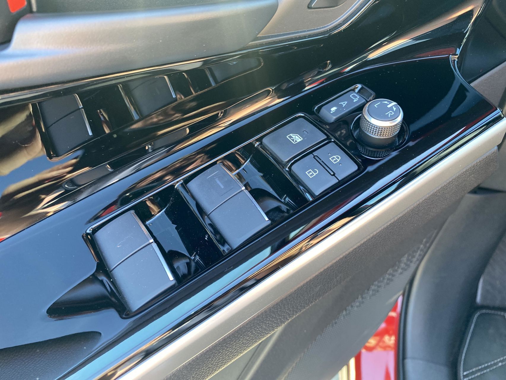 Rød Toyota BZ4X fra 2025