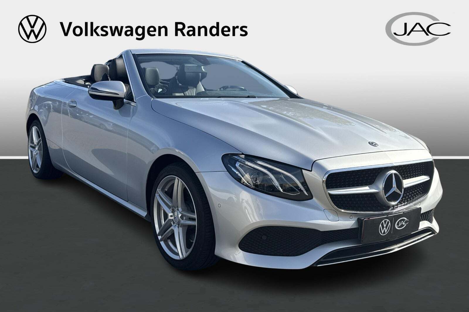 Sølv Mercedes E200 fra 2018 set udefra